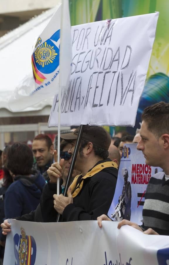 Concentración de policías nacionales frente a la delegación de gobierno