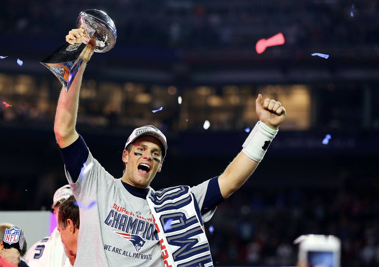 Los Patriots ganan la NFL pese al escándalo del 'deflagate'. Los New England Patriots ganaron su cuarta Superbowl ante los Seattle Seahawks pero el título quedó empañado por el escándalo en el que se vio implicado su estrella y quaterback, Tom Brady. El marido de la Top Model brasileña Gisele Bündchen fue acusado de ser consciente de que empleados de su equipo desinflaron los balones para un mejor agarre y lanzamiento durante la semifinal de la Conferencia Americana ante los Indianapolis Colts. Después de una investigación de cuatro meses realizada por un abogado, Ted Wells, la NFL suspendió a Brady por cuatro partidos, aunque la sanción le fue levantada posteriormente para seguir haciendo historia, al convertirse en noviembre en el cuarto jugador de la historia del campeonato en lanzar 400 pases de touchdown.