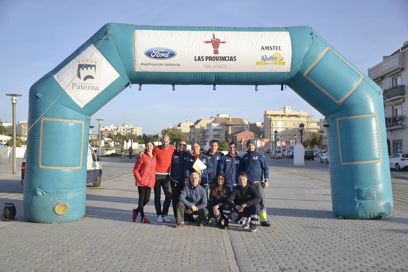 Organizadores. Punto de partida de la etapa de ayer, en Paterna. En el centro (con carpeta), Tomás Rivas, de Pindaro Sports.. 