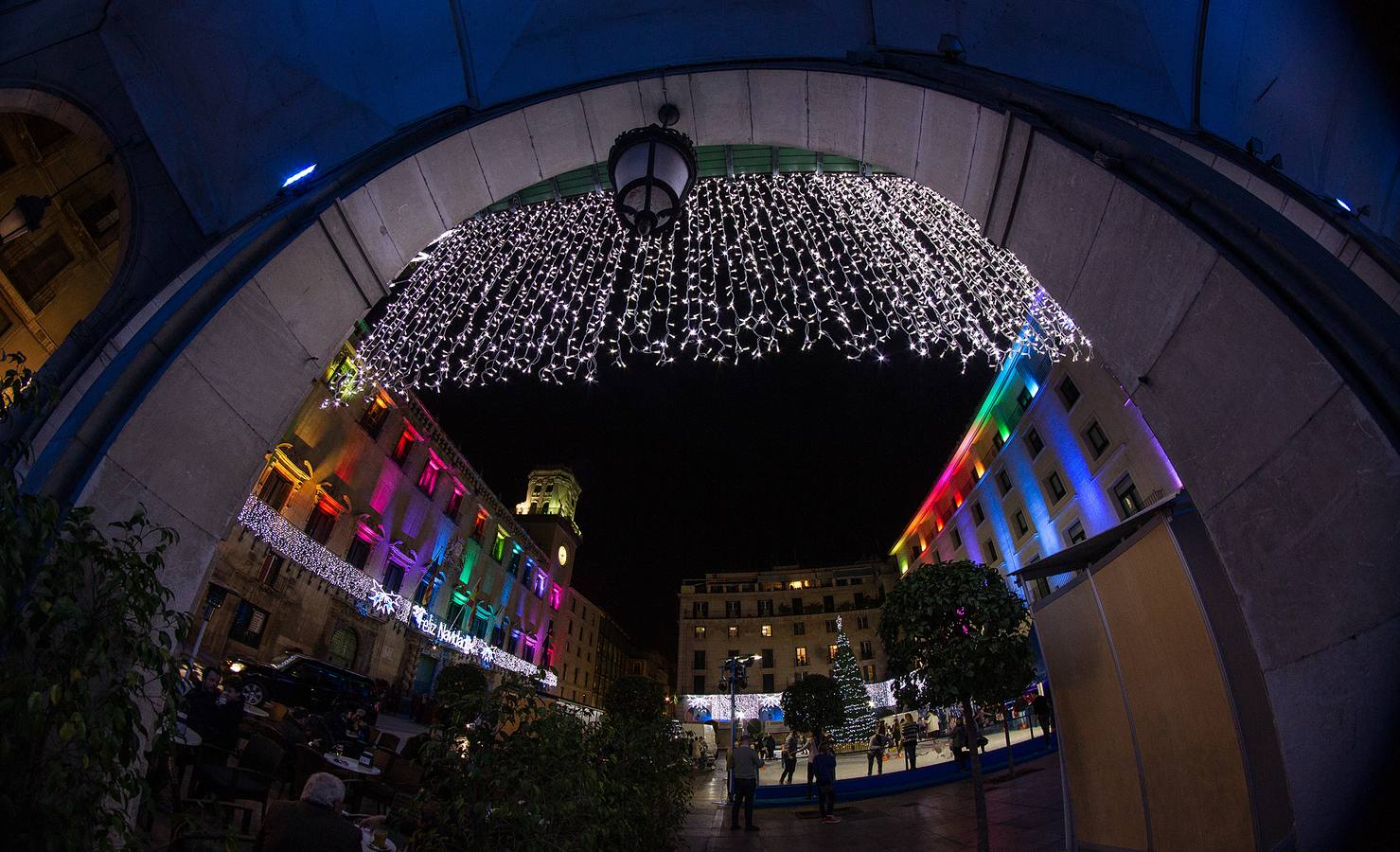 Iluminación en la plaza del Ayuntamiento de Alicante