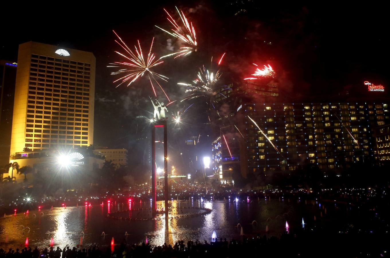 El mundo da la bienvenida a 2016