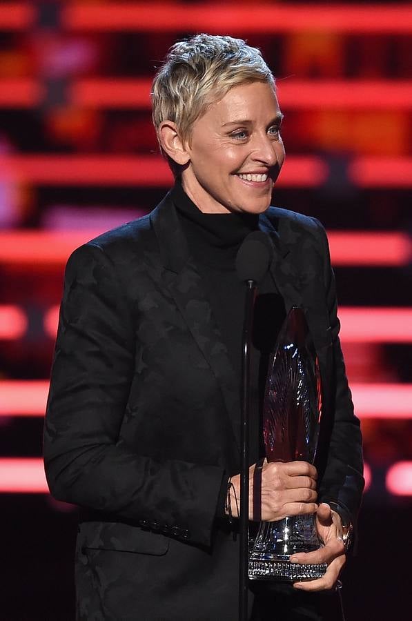 Ellen DeGeneres recoge el galardón a la mejor presentadora de un programa en horario 'daytime'.