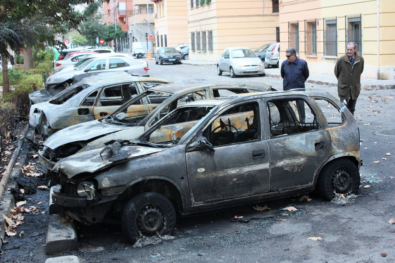 Arden diez vehículos en la calle Poeta Andrés de Valencia