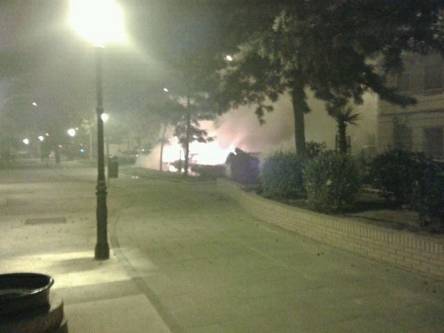 Arden diez vehículos en la calle Poeta Andrés de Valencia