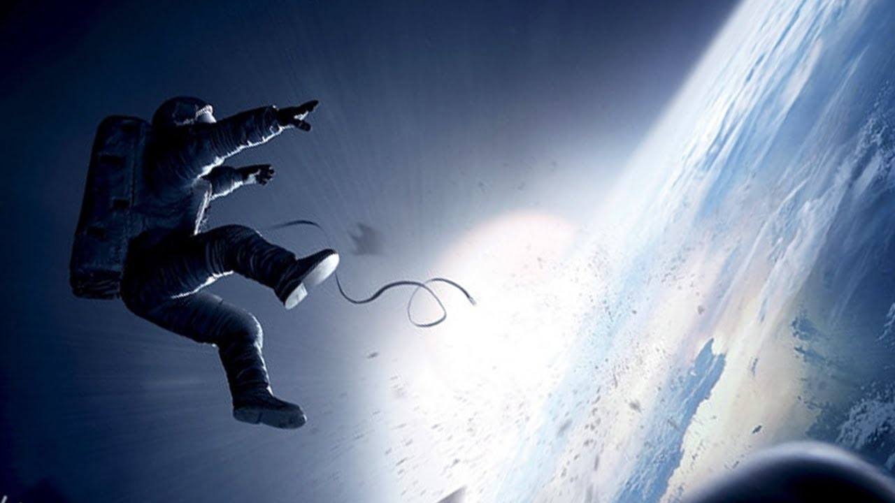 Gravity (2013). La misión exterior parecía rutinaria, pero una lluvia de basura espacial les alcanza y se produce el desastre: el satélite y parte de la nave quedan destrozados, dejando a Ryan y Matt completamente solos, momento a partir del cual intentarán por todos los medios buscar una solución para volver a la Tierra.