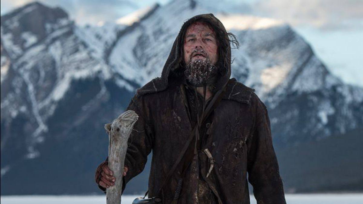 The Revenant (2015). A principios del siglo XIX, el explorador Hugh Glass (DiCaprio) es atacado por un oso mientras cazaba con su hijo mestizo y otros exploradores. Dos compañeros de Glass (Hardy y Poulter) intentan asesinar a su hijo y lo abandonan luego de la tentativa para que muera, pero él sobrevive y prepara una venganza contra los hombres que lo traicionaron.