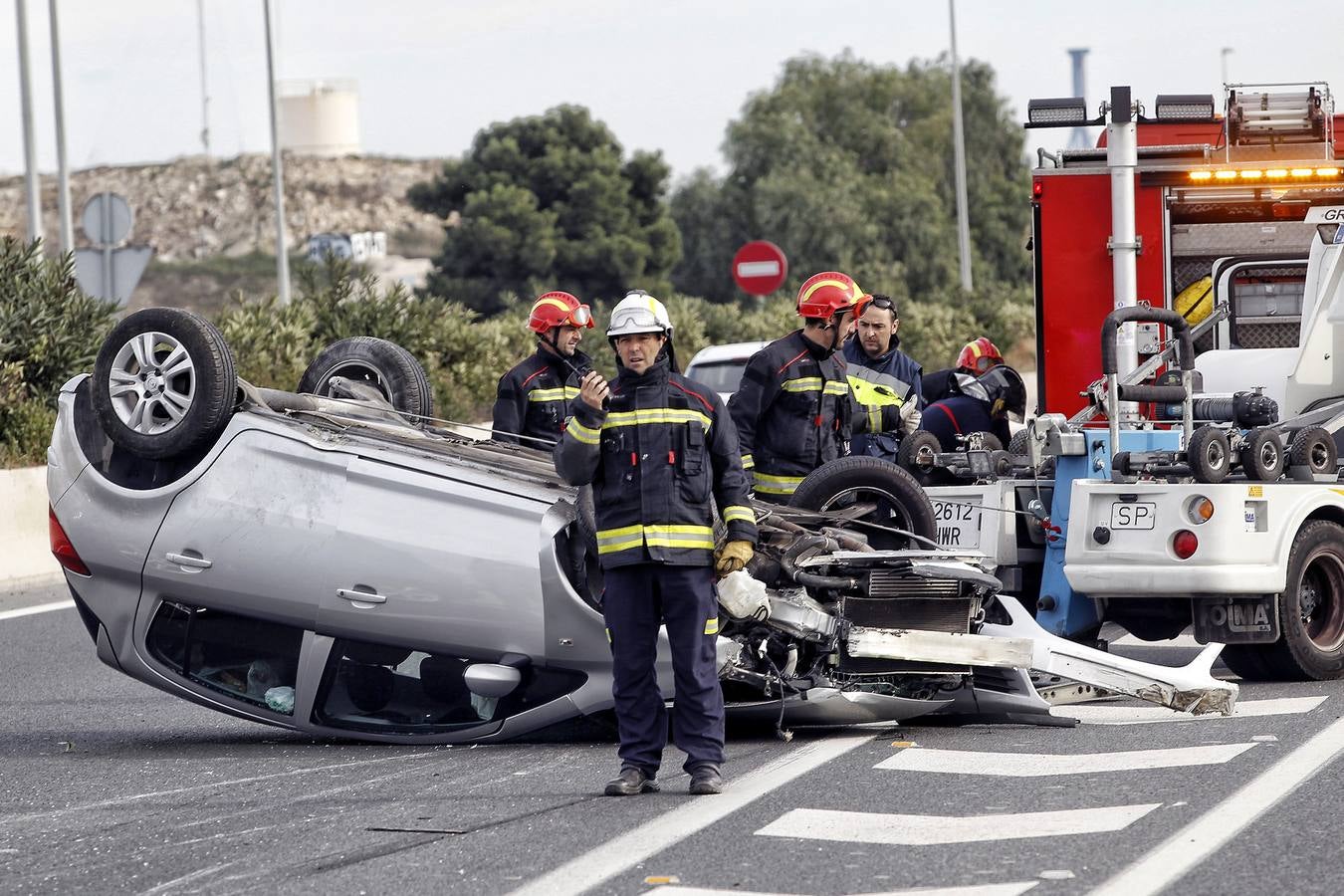 Un accidente provoca el vuelco de dos vehículos en la A-31 en Alicante