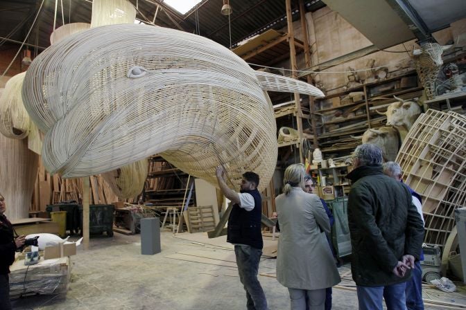 Una beluga de 9 metros de madera coronará expositor de Ocenaogràfic en Fitur