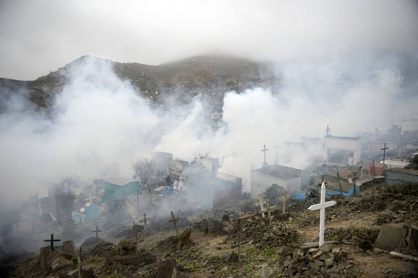 Así se fumiga un cementerio en Perú