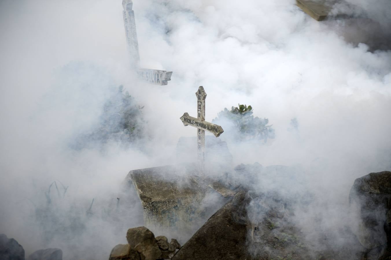 Así se fumiga un cementerio en Perú