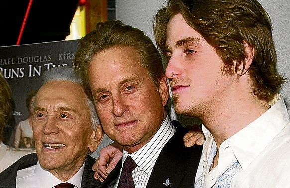 Cameron Douglas. El hijo mayor de Michael Douglas y Diandra ha sido detenido tres veces por problemas con las drogas. en 1999 y 2007, por posesión de cocaína, y en 2010, por tener 230 gramos de metanfetaminas. En la cárcel no ha dejado de consumir