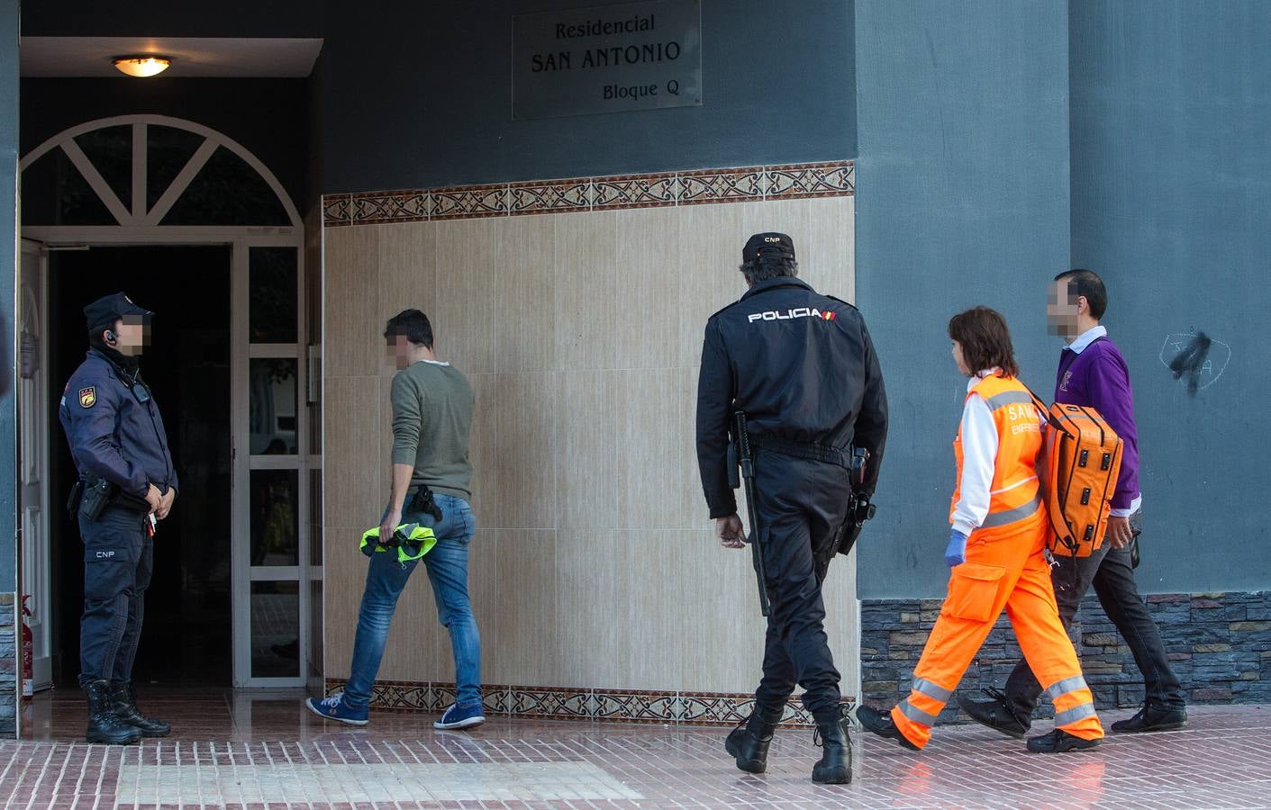 Un hombre se atrinchera con un cuchillo en su vivienda de Colonia de Santa Isabel