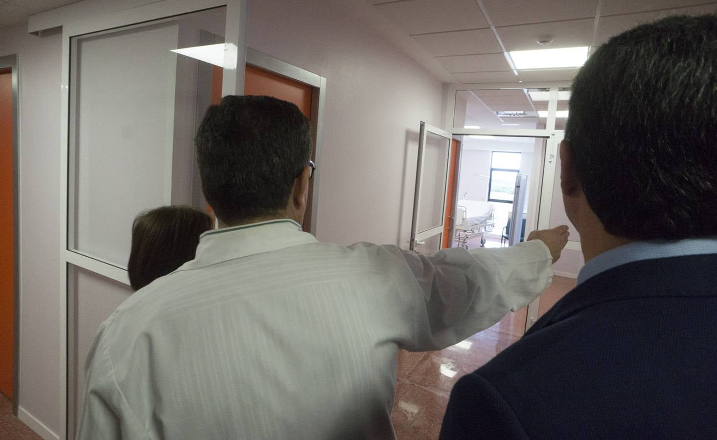 La secretaria autonómica, Dolores Salas, visita el Hospital de la Vega Baja por la ampliación de Urgencias