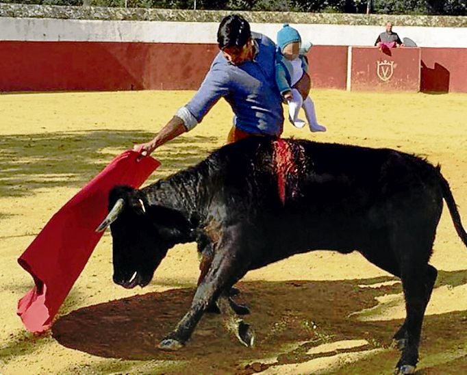 La foto de la polémica. Francisco Rivera contesta a los que le critican: «Mi abuelo toreó así con mi padre y mi padre toreó así conmigo. Más segura que en mis brazos no va a estar nunca»