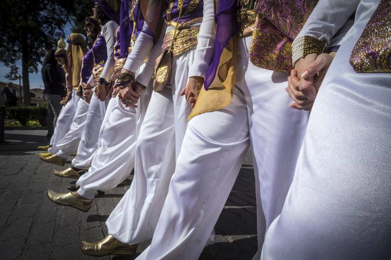 Las comparsas moras y cristianas llenan las calles de música y colorido en el desfile de Medio Año en Orihuela