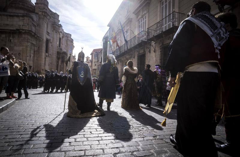 Las comparsas moras y cristianas llenan las calles de música y colorido en el desfile de Medio Año en Orihuela