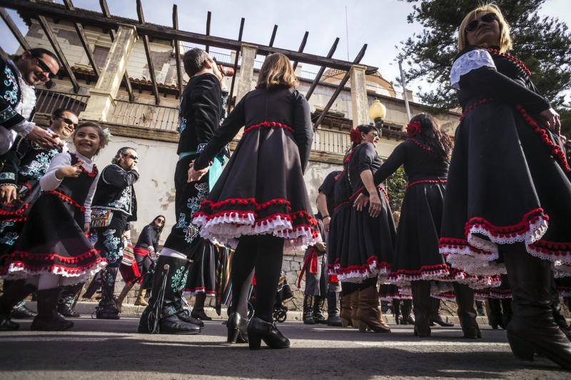 Las comparsas moras y cristianas llenan las calles de música y colorido en el desfile de Medio Año en Orihuela