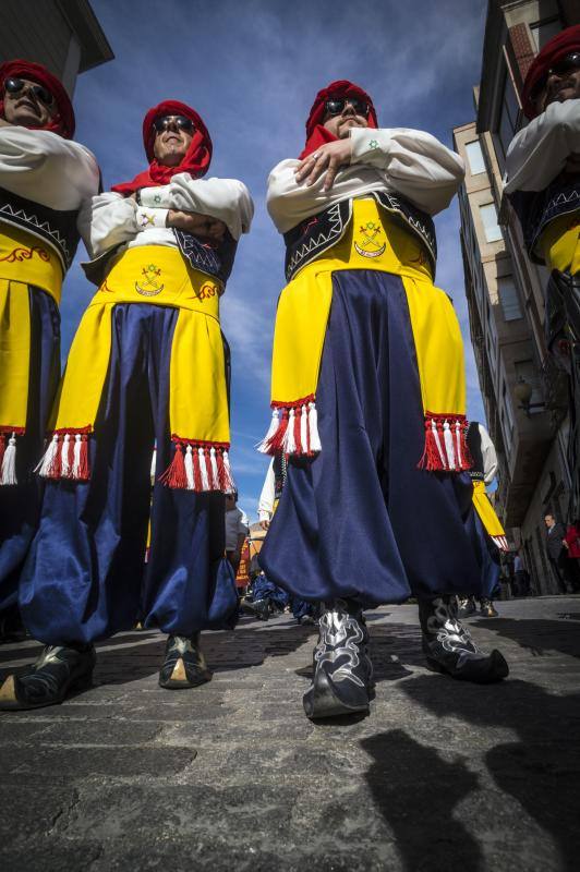 Las comparsas moras y cristianas llenan las calles de música y colorido en el desfile de Medio Año en Orihuela