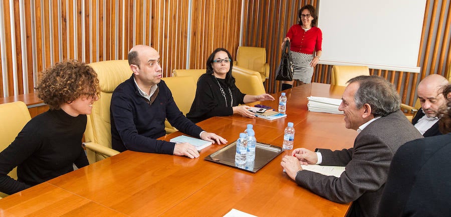 Miguel Soler se reúne con Gabriel Echávarri, directores de centro de Elche y su comarca