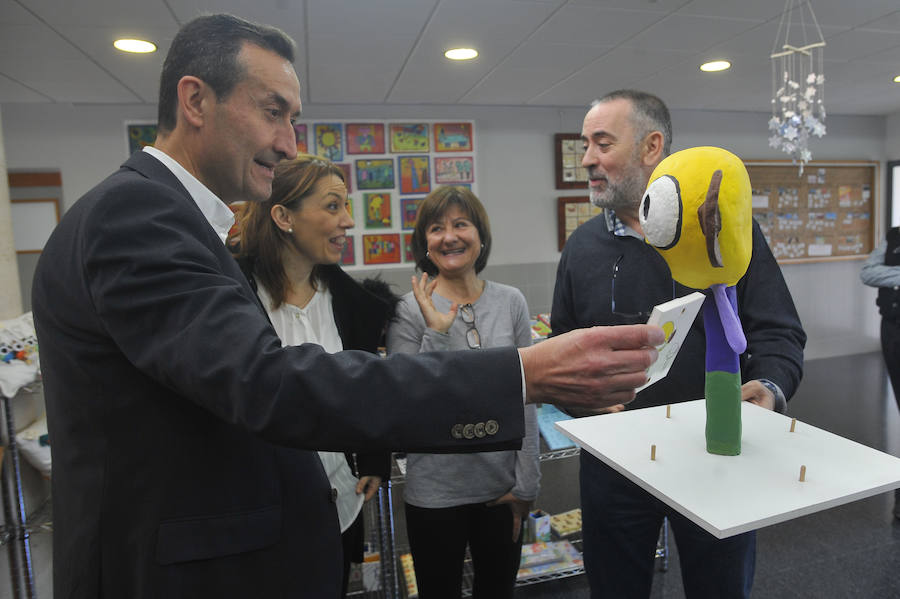 Carlos González visita el centro ocupacional en Altabix