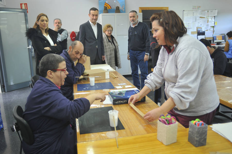 Carlos González visita el centro ocupacional en Altabix