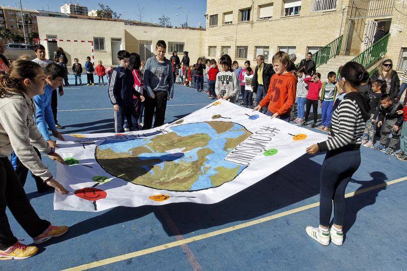 Alumnos del colegio José Carlos Aguilera de Alicante participan en una iniciativa para apoyar a los con cáncer