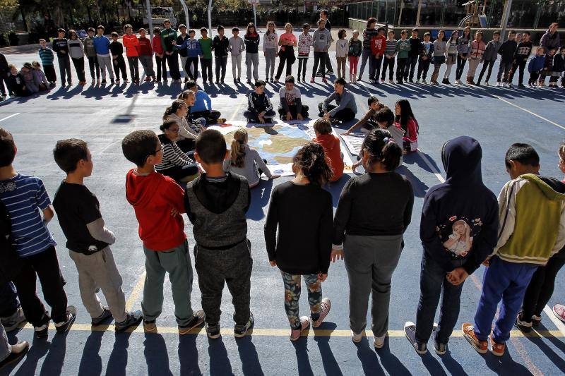 Alumnos del colegio José Carlos Aguilera de Alicante participan en una iniciativa para apoyar a los con cáncer