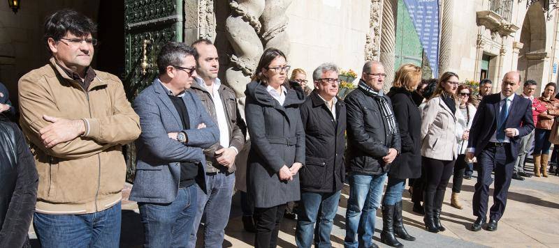 Minuto de silencio en el Ayuntamiento de Alicante por la última víctima de violencia de género