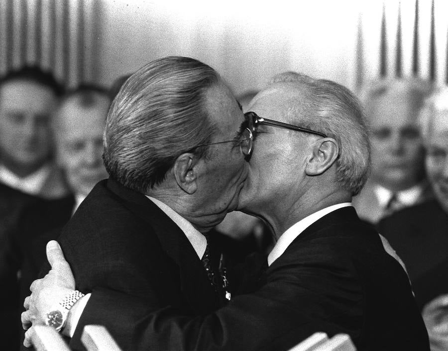 Brezhnev/Honeker. 