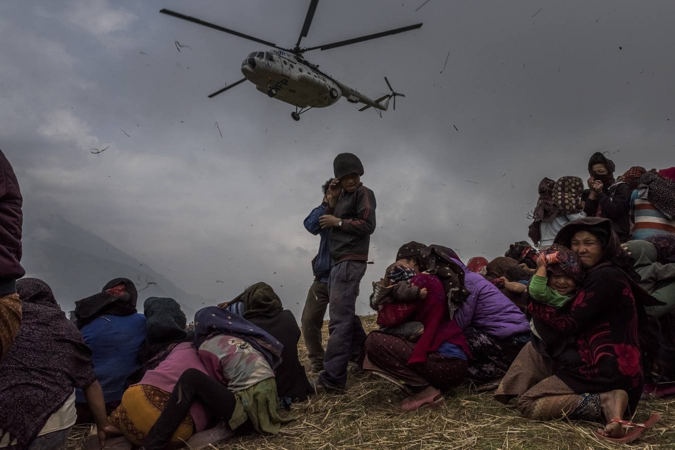 Foto de la serie del tercer premio en "Historias" de la categoría de noticias de actualidad de la 59 edición del World Press Photo, tomada por el fotógrafo australiano del New York Times Daniel Berehulak. La fotografía muestra varias piras funerarias de las vícitmas del terremoto de Nepal, que dejó más de 8.000 muertos, ardiendo en el templo de Pashupatinath, en Katmandú (Nepal) el 8 de abril de 2015.