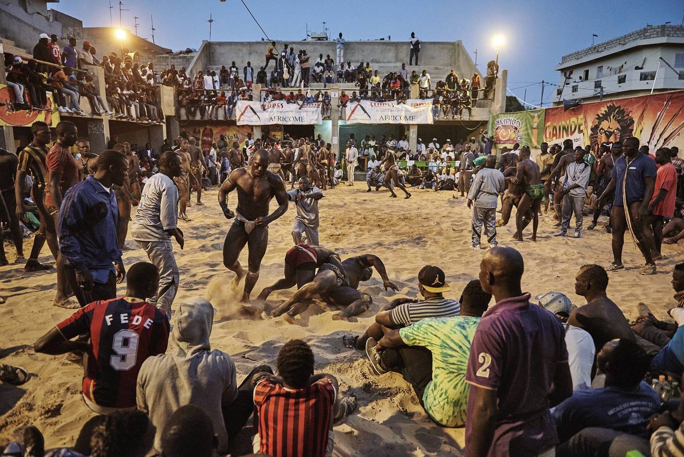 Imagen de la serie galardonada con el segundo premio Stories (Historias), en la categoría de deportes,que muestra un combate de lucha libre en Dakar, Senegal, el 28 de marzo de 2015.