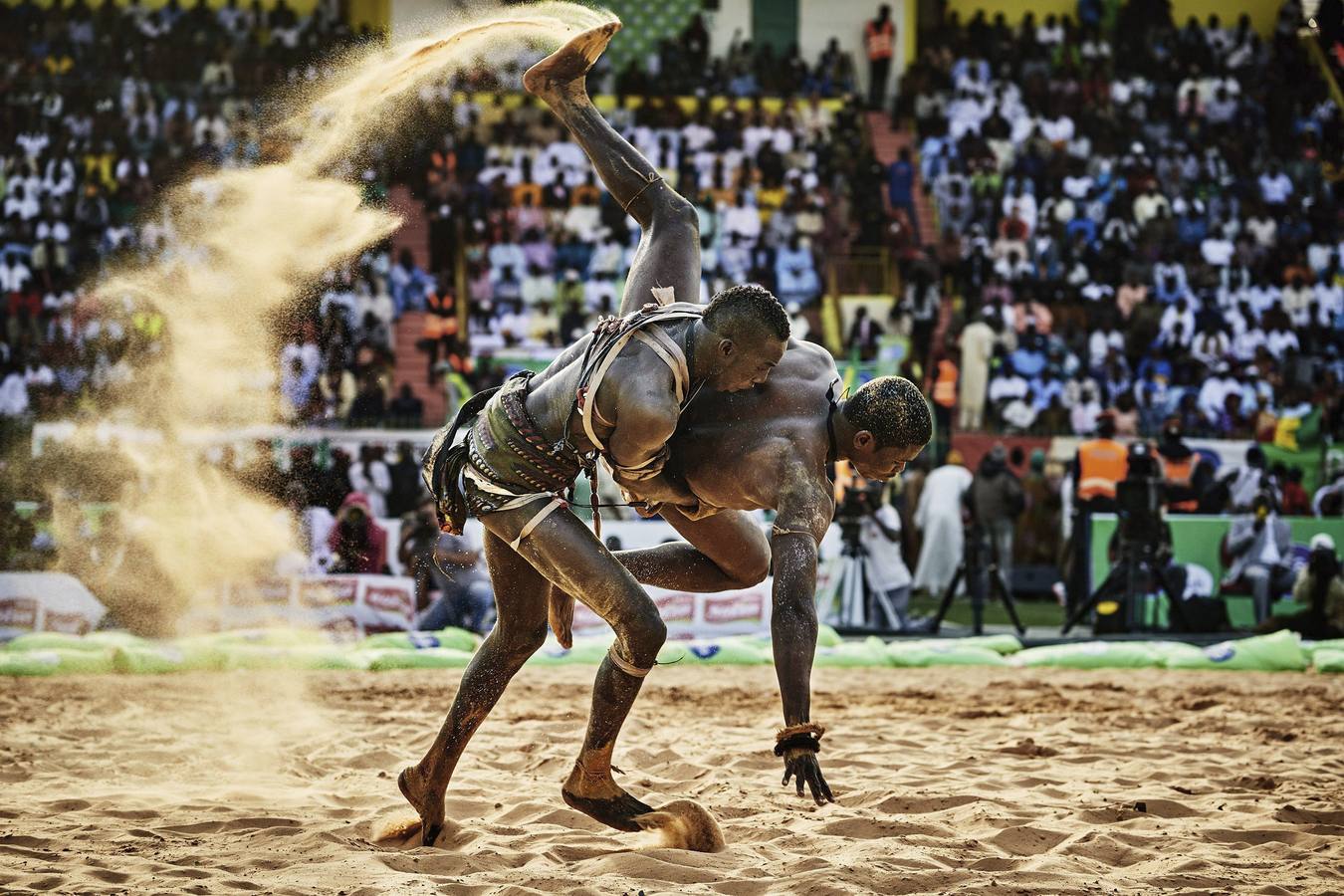 Imagen de la serie galardonada con el segundo premio Stories (Historias), en la categoría de deportes,que muestra un combate de lucha libre en Dakar, Senegal, el 28 de marzo de 2015.