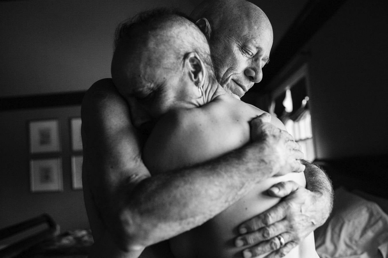 Una fotografía de la serie ganadora del segundo premio en la categoría de Proyectos a Largo Plazo tomada por Nancy Borowick. Pertenece a la serie titulada Vida y Muerte, formada por instantáneas que tomó de sus padres que sufrían cancer en estadio IV al mismo tiempo. La serie muestra fotógrafías que retratan el amor, la vida y la vivencia frente a la muerte.