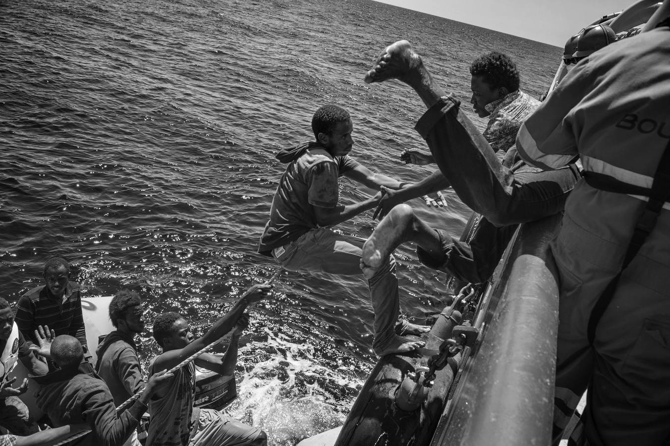 Una de las fotografías de la serie de Francesco Zizola, galardonadas con el segundo premio Stories (Historias), en la categoría de Asuntos Contemporáneos. Muestra a un grupo de inmigrantes durante su rescate en aguas del Mediterráneo, el 21 de agosto de 2015.