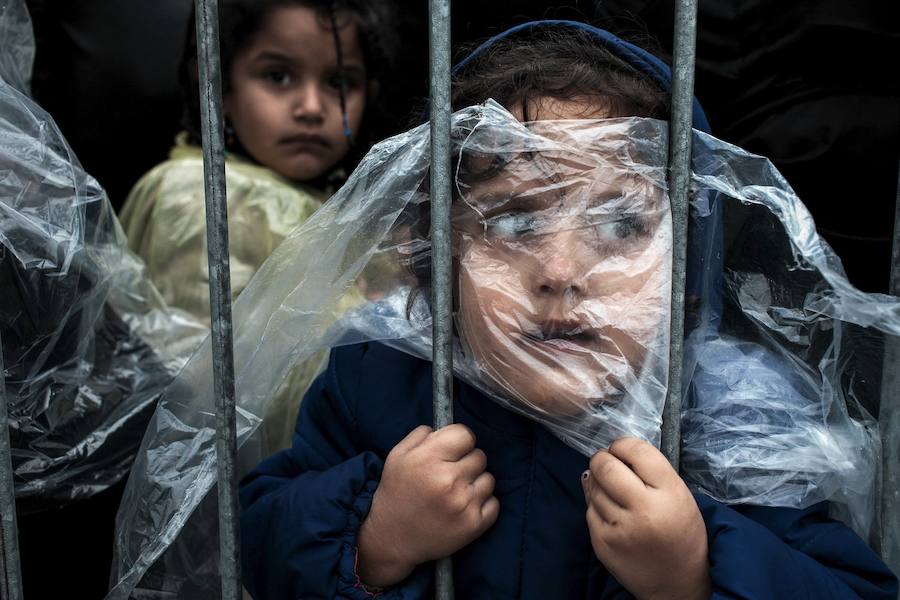 Primer premio en la categoría de Personas. Una niña refugiado es cubierta con un abrigo mientras hace cola para registrarse en el campamento de Presevo.