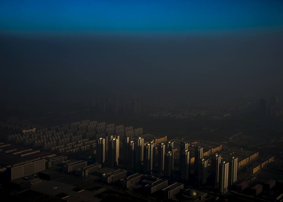 Primer premio de la categoría Temas Contemporáneos. Una ciudad al norte de China envuelta en una bruma.