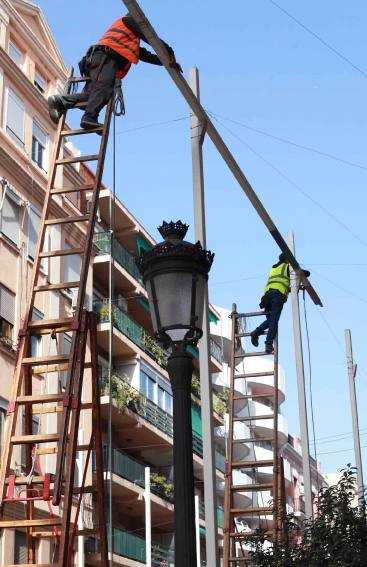 Peligrosa instalación de la iluminación en Ruzafa