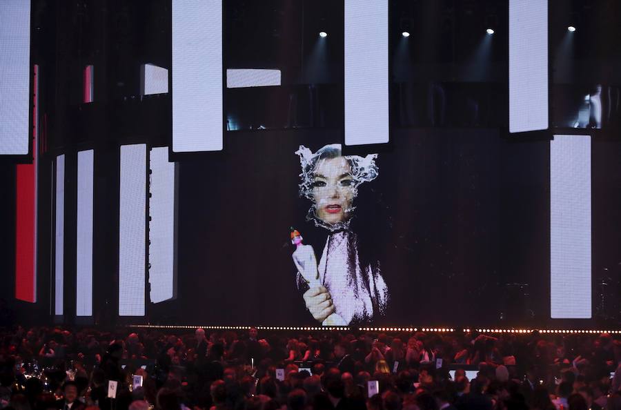 Bjork agradece su premio a la mejor artista internacional.