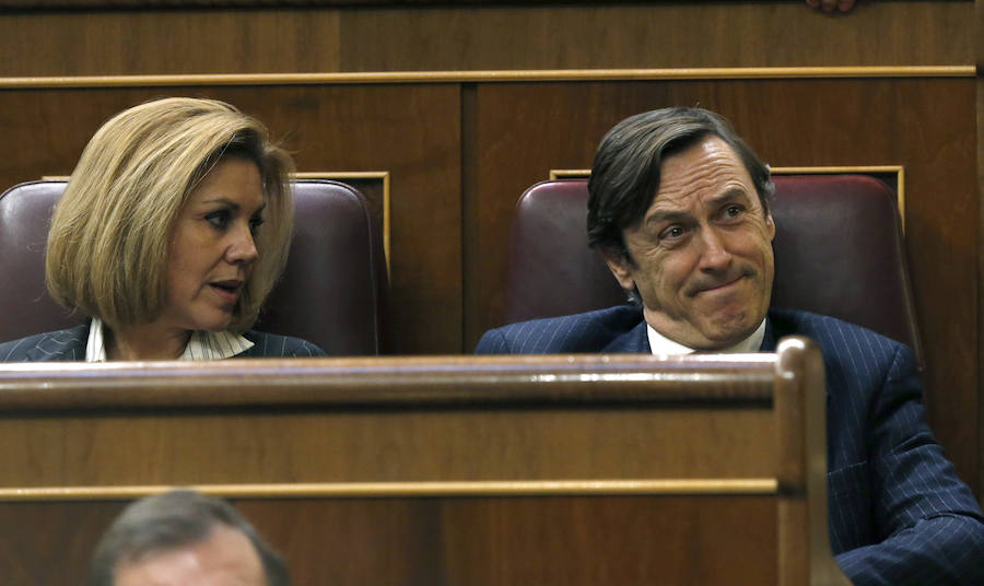 La secretaria general del PP, María Dolores de Cospedal (i), y el portavoz parlamentario del partido, Rafael Hernando (d), durante la sesión de investidura.