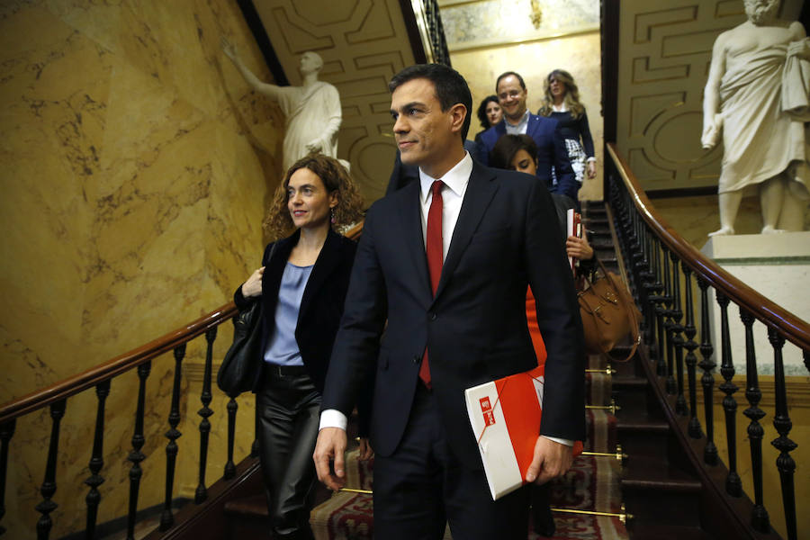 Pedro Sánchez ha sido recibido con aplausos a su llegada al hemiciclo.