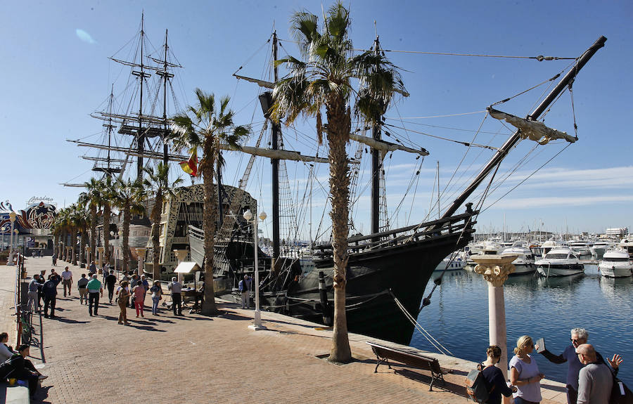 La nao &#039;Victoria&#039; atraca en el puerto de Alicante