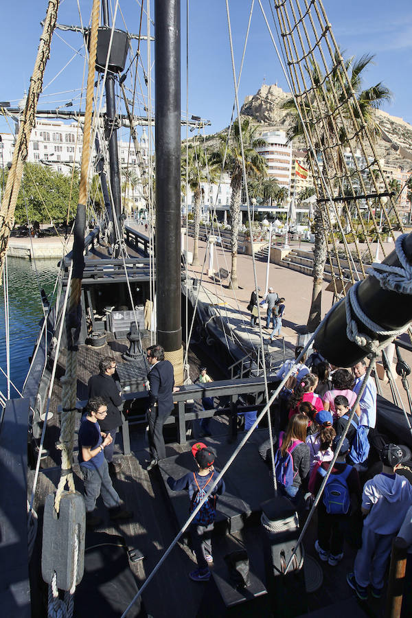 La nao &#039;Victoria&#039; atraca en el puerto de Alicante