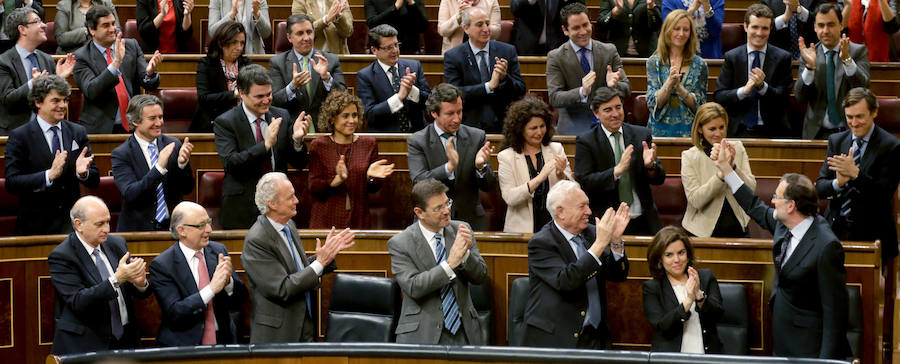 La bancada popular aplaude en pie a Mariano Rajoy tras su discurso.