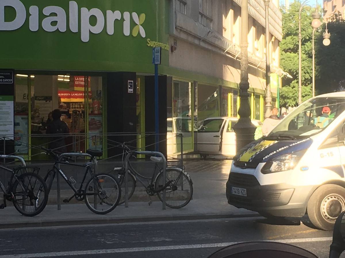 Las imágenes del coche empotrado en Valencia