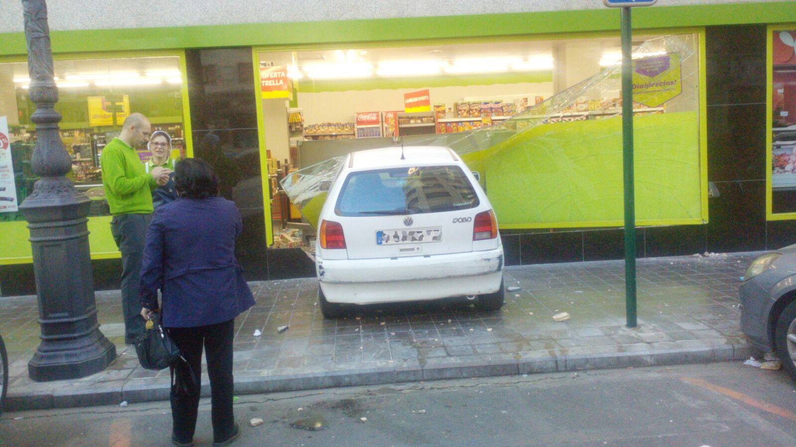 Las imágenes del coche empotrado en Valencia