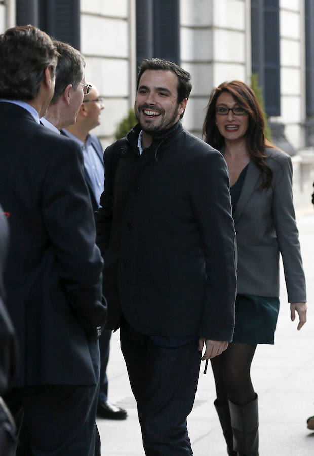 El portavoz parlamentario de IU, Alberto Garzón, acompañado de la diputada de su partido Sol Sánchez (d), a su llegada al Congreso de los Diputados.