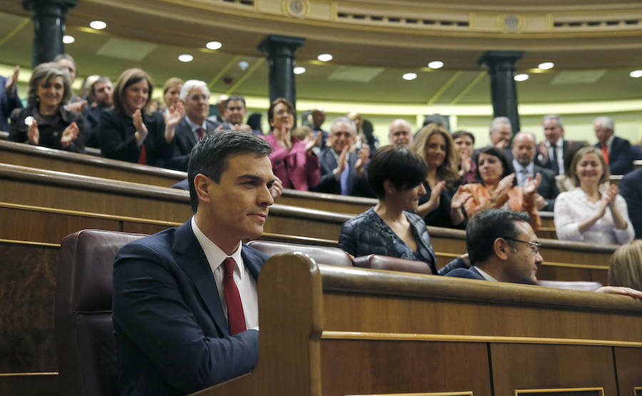 El secretario general del PSOE, Pedro Sánchez, en su escaño al inicio de la sesión plenaria.