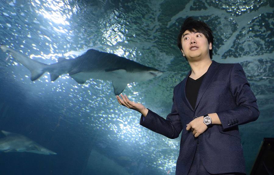 Lang Lang, en el túnel de los tiburones del Oceanogràfic