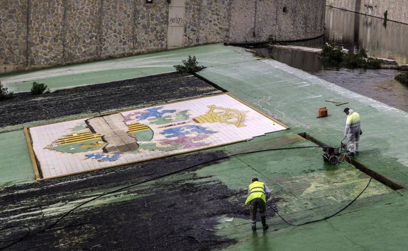 Medio Ambiente limpia el cauce urbano del río Segura ante la inacción de la Confederación