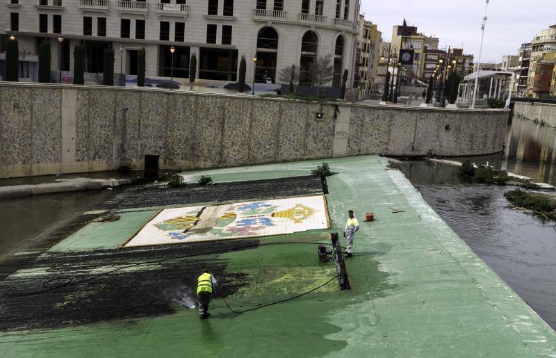 Medio Ambiente limpia el cauce urbano del río Segura ante la inacción de la Confederación